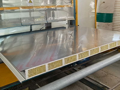 巖棉夾芯板在廠房建設中如何提升隔熱性能？